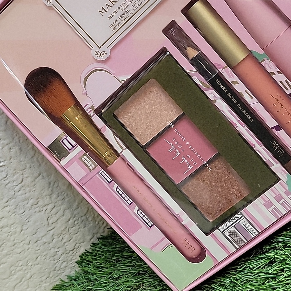 Nicole Miller New York Essential Makeup Collection - Picture 8 of 14